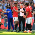 José Mourinho, técnico do Manchester United caminha em direção ao túnel após a partida da Premier League entre Manchester United e Chelsea em Old Trafford em 16 de abril de 2017