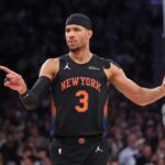 O armador do New York Knicks, Josh Hart #3, reage após uma ligação durante o quarto período. O New York Knicks perde para o Philadelphia 76ers.