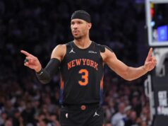 Josh Hart perderá pelo menos mais dois jogos devido a lesão do Knicks O armador do New York Knicks, Josh Hart #3, reage após uma ligação durante o quarto período. O New York Knicks perde para o Philadelphia 76ers.
