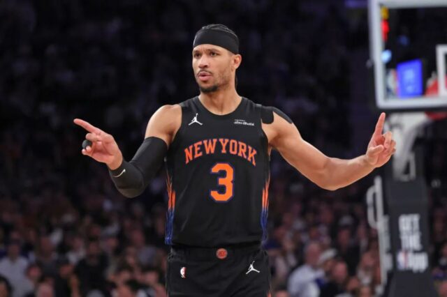 Josh Hart perderá pelo menos mais dois jogos devido a O armador do New York Knicks, Josh Hart #3, reage após uma ligação durante o quarto período. O New York Knicks perde para o Philadelphia 76ers.