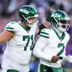 Josh Myers (à esquerda, com Tyrod Taylor) foi titular em todos os jogos no centro ou nos Jets nesta temporada.