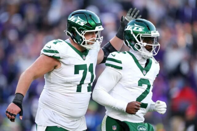 Josh Myers tendo uma temporada forte para os Jets após Josh Myers (à esquerda, com Tyrod Taylor) foi titular em todos os jogos no centro ou nos Jets nesta temporada.