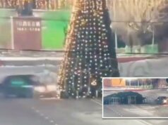 Joyride termina em desastre quando o motorista bate em uma enorme árvore de Natal no Cazaquistão – e recebe ordem de consertá-la Joyride termina em desastre quando o motorista bate em uma enorme árvore de Natal no Cazaquistão – e recebe ordem de consertá-la