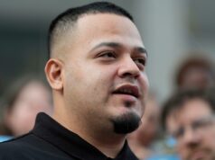 Juiz dos EUA ordena que Kilmar Abrego seja libertado da detenção de imigração Kilmar Abrego Garcia em um comício de protesto.