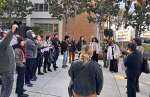 Júri em impasse no julgamento de vandalismo por crime de Stanford Juiz nega moção para excluir o termo 'genocídio' do julgamento de vandalismo por crime de Stanford