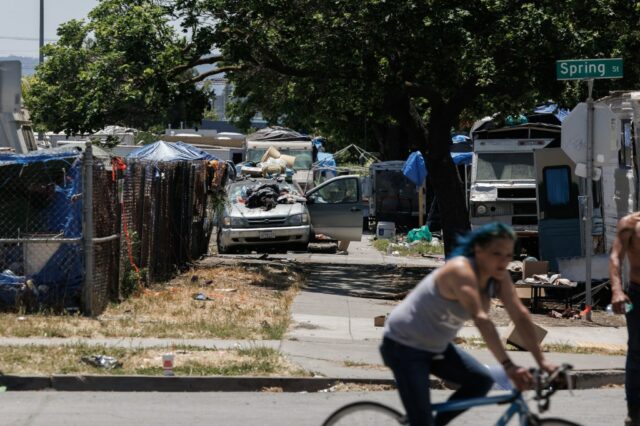 Juiz suspende plano do governo Trump para desviar bilhões de dólares de moradias para moradores de rua
