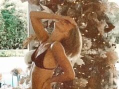 Julianne Hough está balançando em volta de sua árvore de Natal usando nada além de lingerie Julianne Hough exibe seu abdômen em foto de biquíni fumegante