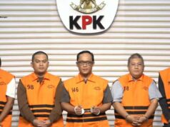 KPK nomeia regente central de Lampung e seu irmão como suspeitos de suborno, imediatamente detidos KPK nomeia regente central de Lampung e seu irmão como suspeitos de suborno, imediatamente detidos