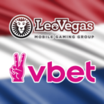 KSA multa LeoVegas por não cumprir seu dever de cuidado e alerta a Vbet. Logotipos LeoVegas e Vbet exibidos sobre um fundo de bandeira holandesa, representando a ação regulatória da KSA na Holanda.