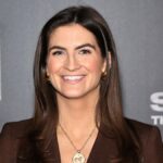 O presidente dos EUA, Donald Trump, fala com membros da mídia enquanto assina ordens executivas durante uma coletiva de imprensa no Salão Oval da Casa Branca em 5 de setembro de 2025 em Washington, DC