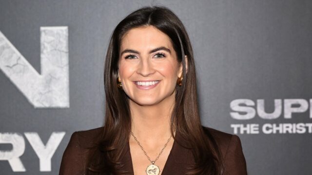 Kaitlan Collins emite uma resposta nítida de 6 palavras ao O presidente dos EUA, Donald Trump, fala com membros da mídia enquanto assina ordens executivas durante uma coletiva de imprensa no Salão Oval da Casa Branca em 5 de setembro de 2025 em Washington, DC