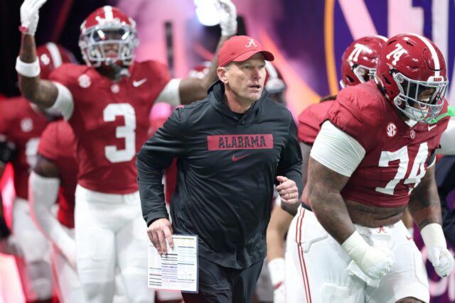 Kalen DeBoer, do Alabama, revela plano de playoff antes da Alabama head coach Kalen DeBoer with Crimson Tide players