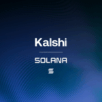Fundo gradiente azul escuro, com os logotipos Kalshi e Solana no meio, empilhados um sobre o outro. Kalshi apresenta versões de previsão tokenizadas por meio de Solana