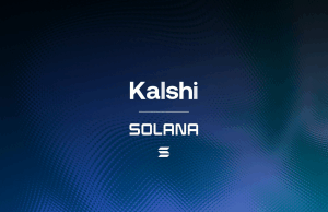 Kalshi apresenta versões de previsão tokenizadas por meio de Solana Fundo gradiente azul escuro, com os logotipos Kalshi e Solana no meio, empilhados um sobre o outro. Kalshi apresenta versões de previsão tokenizadas por meio de Solana