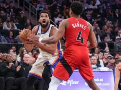 Karl-Anthony Towns adoraria estender sua estadia nos Knicks enquanto as negociações de contrato aguardam O pivô do New York Knicks, Karl-Anthony Towns (32), tenta ultrapassar o atacante do Toronto Raptors, Scottie Barnes (4).
