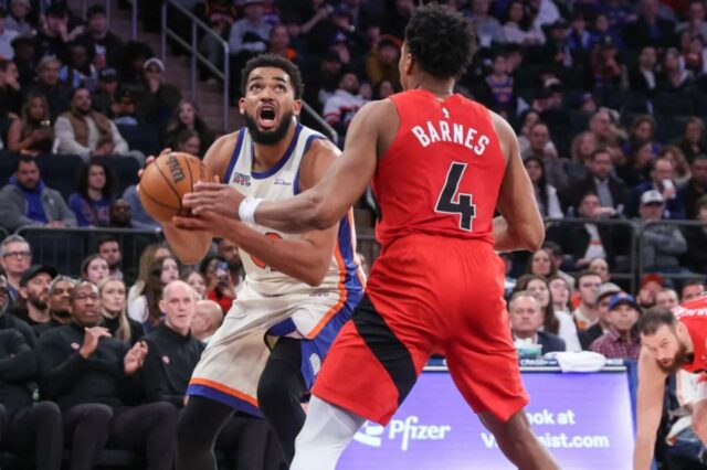 Karl-Anthony Towns adoraria estender sua estadia nos Knicks enquanto as O pivô do New York Knicks, Karl-Anthony Towns (32), tenta ultrapassar o atacante do Toronto Raptors, Scottie Barnes (4).