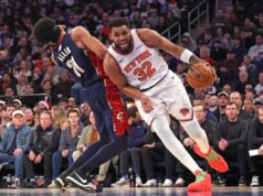 Karl-Anthony Towns, do Knick, espera ser o NBA All-Star – e representar a Seleção Mundial O pivô Karl-Anthony Towns #32 do New York Knicks é punido por uma falta ofensiva ao acertar o pivô Jarrett Allen #31 do Cleveland Cavaliers durante o primeiro quarto.