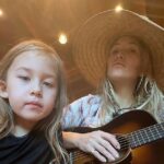 Kate Hudson e a filha Rani tocam na primavera com uma sessão de guitarra