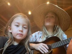 Kate Hudson diz que a filha de 7 anos pediu ao Papai Noel cuidados com a pele que ‘apertassem’ Kate Hudson e a filha Rani tocam na primavera com uma sessão de guitarra