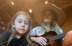 Kate Hudson diz que a filha de 7 anos pediu ao Papai Noel cuidados com a pele que ‘apertassem’ Kate Hudson e a filha Rani tocam na primavera com uma sessão de guitarra
