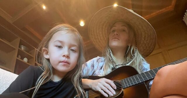 Kate Hudson diz que a filha de 7 anos pediu Kate Hudson e a filha Rani tocam na primavera com uma sessão de guitarra
