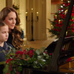 Kate Middleton e a princesa Charlotte tocam piano juntas para comemorar o Natal