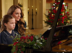 Kate Middleton e a princesa Charlotte tocam piano juntas para comemorar o Natal Kate Middleton e a princesa Charlotte tocam piano juntas para comemorar o Natal