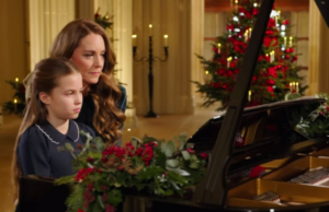 Kate Middleton e a princesa Charlotte tocam piano juntas para comemorar o Natal Kate Middleton e a princesa Charlotte tocam piano juntas para comemorar o Natal