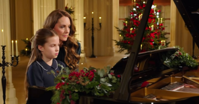 Kate Middleton e a princesa Charlotte tocam piano juntas para comemorar o Natal
