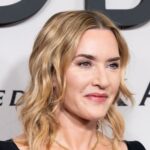 Kate Winslet diz que suas 'primeiras experiências íntimas' quando adolescente foram com mulheres: 'Eu beijei algumas garotas e beijei alguns meninos'