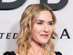 Kate Winslet diz que suas ‘primeiras experiências íntimas’ quando adolescente foram com mulheres: ‘Eu beijei algumas garotas e beijei alguns meninos’ Kate Winslet diz que suas 'primeiras experiências íntimas' quando adolescente foram com mulheres: 'Eu beijei algumas garotas e beijei alguns meninos'