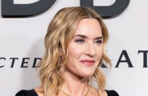 Kate Winslet diz que suas ‘primeiras experiências íntimas’ quando adolescente foram com mulheres: ‘Eu beijei algumas garotas e beijei alguns meninos’ Kate Winslet diz que suas 'primeiras experiências íntimas' quando adolescente foram com mulheres: 'Eu beijei algumas garotas e beijei alguns meninos'