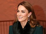Kate, a estrela brilhante: como a princesa deslumbrou com os brincos ‘Tsar Drops’ de £ 11.195 escolhidos para sua canção de natal, que foi o primeiro passeio público da família junta desde junho Kate, a estrela brilhante: como a princesa deslumbrou com os brincos 'Tsar Drops' de £ 11.195 escolhidos para sua canção de natal, que foi o primeiro passeio público da família junta desde junho