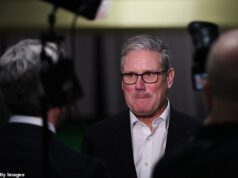 Keir Starmer saiu com o rosto vermelho quando o PM disse que não tinha conhecimento das postagens ‘abomináveis’ de extremistas egípcios que rotularam os britânicos de ‘macacos’ e pediram a ‘morte dos sionistas’ depois de recebê-lo de volta Keir Starmer (foto em 4 de dezembro em Glasgow, Escócia) ficou com o rosto vermelho depois de dizer que não tinha conhecimento das postagens 'abomináveis' nas redes sociais de um suposto extremista egípcio que ele recebeu de volta à Grã-Bretanha