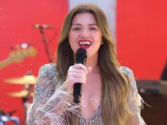 Kelly Clarkson dá início aos jogos de Natal da NFL com ‘Underneath the Tree’ Cronograma de relacionamento de Brandon Blackstock Kelly Clarkson