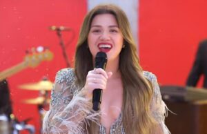 Kelly Clarkson dá início aos jogos de Natal da NFL com ‘Underneath the Tree’ Cronograma de relacionamento de Brandon Blackstock Kelly Clarkson