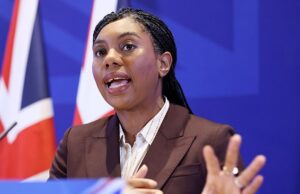 Kemi Badenoch está se aproximando de Nigel Farage, revela a pesquisa… mas os reformistas e os conservadores combinados ainda estão no mesmo nível da coalizão de terror dos partidos de esquerda A pesquisa de final de ano coloca o partido de Badenoch com 22% - acima dos 20% de um mês atrás