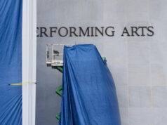 Kennedy Center já contaminado com o nome de Trump Lonas são instaladas em frente à placa do Kennedy Center na sexta-feira, 19 de dezembro de 2025, em Washington. (Foto AP/Mark Schiefelbein)