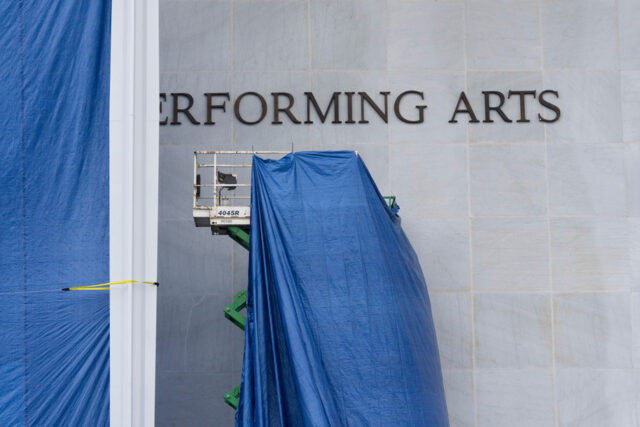 Kennedy Center já contaminado com o nome de Trump Lonas são instaladas em frente à placa do Kennedy Center na sexta-feira, 19 de dezembro de 2025, em Washington. (Foto AP/Mark Schiefelbein)