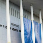 O presidente Donald Trump nomeou-se presidente do Kennedy Center. As organizações artísticas estão sentindo a pressão desde então (Christopher Smith/TheWrap)