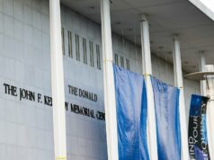 Kerry Kennedy planeja ‘pegar uma picareta’ para remover o nome de Trump do Kennedy Center: ‘Você está dentro?’ O presidente Donald Trump nomeou-se presidente do Kennedy Center. As organizações artísticas estão sentindo a pressão desde então (Christopher Smith/TheWrap)