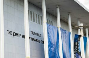 Kerry Kennedy planeja ‘pegar uma picareta’ para remover o nome de Trump do Kennedy Center: ‘Você está dentro?’ O presidente Donald Trump nomeou-se presidente do Kennedy Center. As organizações artísticas estão sentindo a pressão desde então (Christopher Smith/TheWrap)