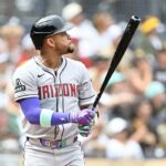 O segunda base do Arizona Diamondbacks, Ketel Marte (4), faz um home run solo durante o primeiro turno contra o San Diego Padres em Petco Park.