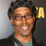 Kevin Arkadie, escritor e produtor indicado ao Emmy de 'New York Undercover' e 'NYPD Blue', morre aos 68 anos