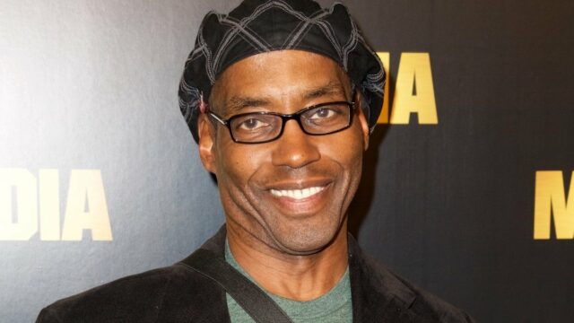 Kevin Arkadie, escritor e produtor indicado ao Emmy de 'New York Undercover' e 'NYPD Blue', morre aos 68 anos
