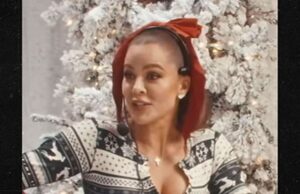 Khloe Kardashian dá dicas atrevidas de BJ para o Natal no TikTok Live 120425_kimsmas_live_kal