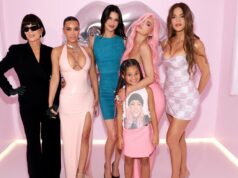 Khloe e Kris revelam quem paga a festa de Natal de Kardashian-Jenner As famosas festas de véspera de Natal de Kardashian Jenner ao longo dos anos