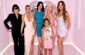 Khloe e Kris revelam quem paga a festa de Natal de Kardashian-Jenner As famosas festas de véspera de Natal de Kardashian Jenner ao longo dos anos