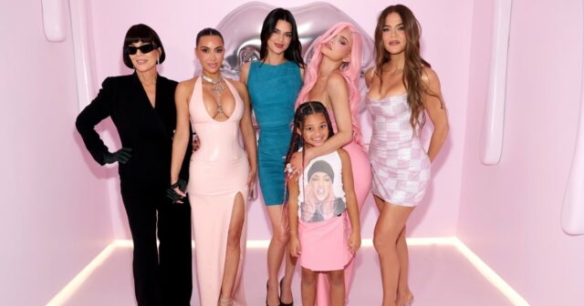 Khloe e Kris revelam quem paga a festa de Natal As famosas festas de véspera de Natal de Kardashian Jenner ao longo dos anos