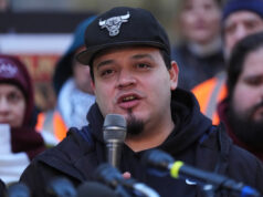 Kilmar Abrego Garcia é libertado quando o principal caso do ICE desmorona Kilmar Abrego Garcia fala em um comício antes de uma verificação obrigatória no escritório de Imigração e Alfândega em Baltimore, sexta-feira, 12 de dezembro de 2025, depois de ter sido libertado da detenção na quinta-feira sob ordem de um juiz. (Foto AP/Stephanie Scarbrough)